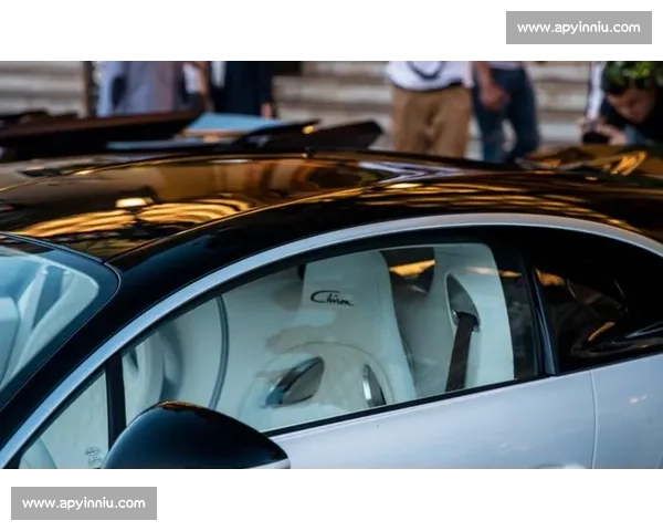 空中飞车双跳伞：当车手与座驾共舞蓝天